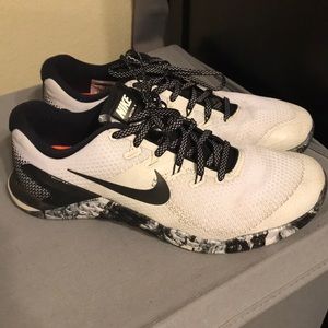 Men’s Nike Metcon 4. Lightly worn! Black/white